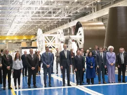 El Rey Felipe VI, el presidente del Gobierno, Pedro Snchez y una importante delegacin de la administracin, incluyendo a la ministra de Defensa, Margarita Robles y el ministro de Asuntos Exteriores, Jos Manuel Albares en la inauguracin de las nuevas instalaciones espaciales. Foto: Diego Gmez