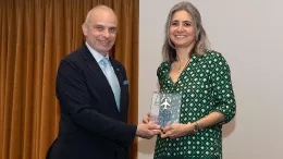 Montserrat Barriga recibiendo el premio de manos del Dr. Kostas Iatrou, Presidente de los Premios de Transporte Areo 2023.