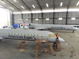 Los dos Bombardier CRJ-900 llegados al Aeropuerto de Lima en el Hangar 3001, tambin denominado Unidad Fija Adicional del Callao.