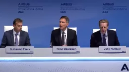 Guillaume Faury (izq), Ren Obermann (centro) y John Harrison durante la Junta General Anual de Airbus. Foto: Airbus