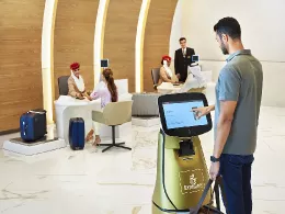 Primer asistente de facturacin robotizado de Emirates en su City Check-in and Travel Store. Foto: Emirates