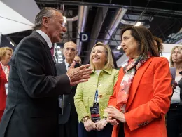 Luis Furnells, presidente ejecutivo de Grupo Oesa, con Margarita Robles en FEINDEF.