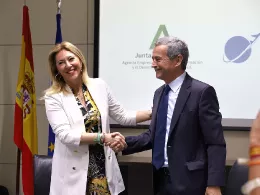 La presidenta de Andaluca TRADE y el presidente de Andaluca Aerospace, Antonio Gmez Guillamn tras la firma del acuerdo. Foto: Extenda