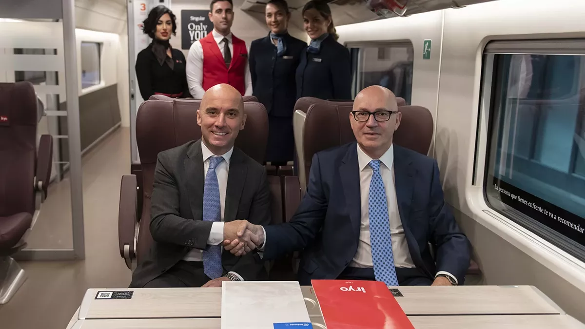 El director general de Iryo, Simone Gorini (izq.), y Jess Nuo de la Rosa, director ejecutivo de Air Europa durante la firma del acuerdo en un tren de Iryo. Foto: Globalia