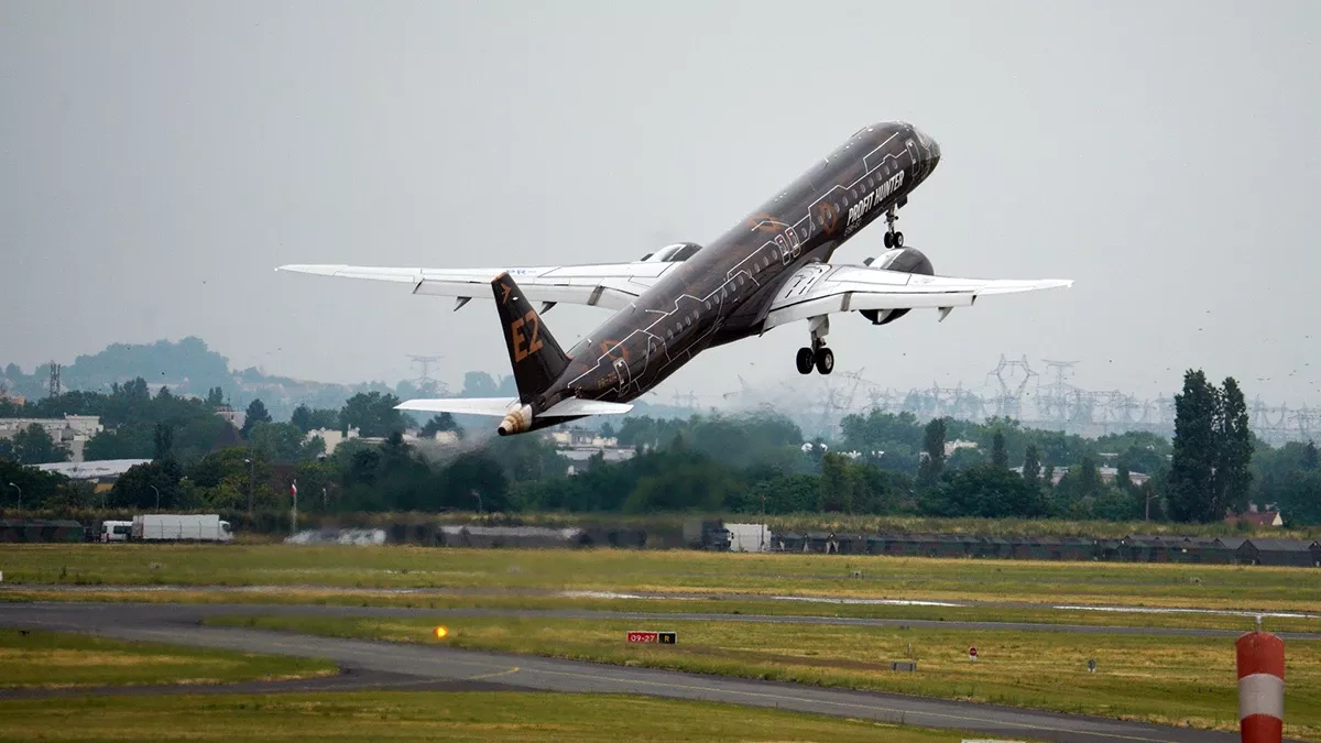 Avin E195-E2 durante la exhibicin de vuelo con motivo del Saln Aeronutico de Pars. Foto: Embraer