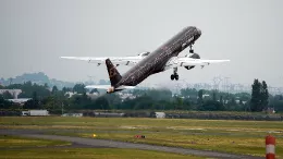 Avin E195-E2 durante la exhibicin de vuelo con motivo del Saln Aeronutico de Pars. Foto: Embraer