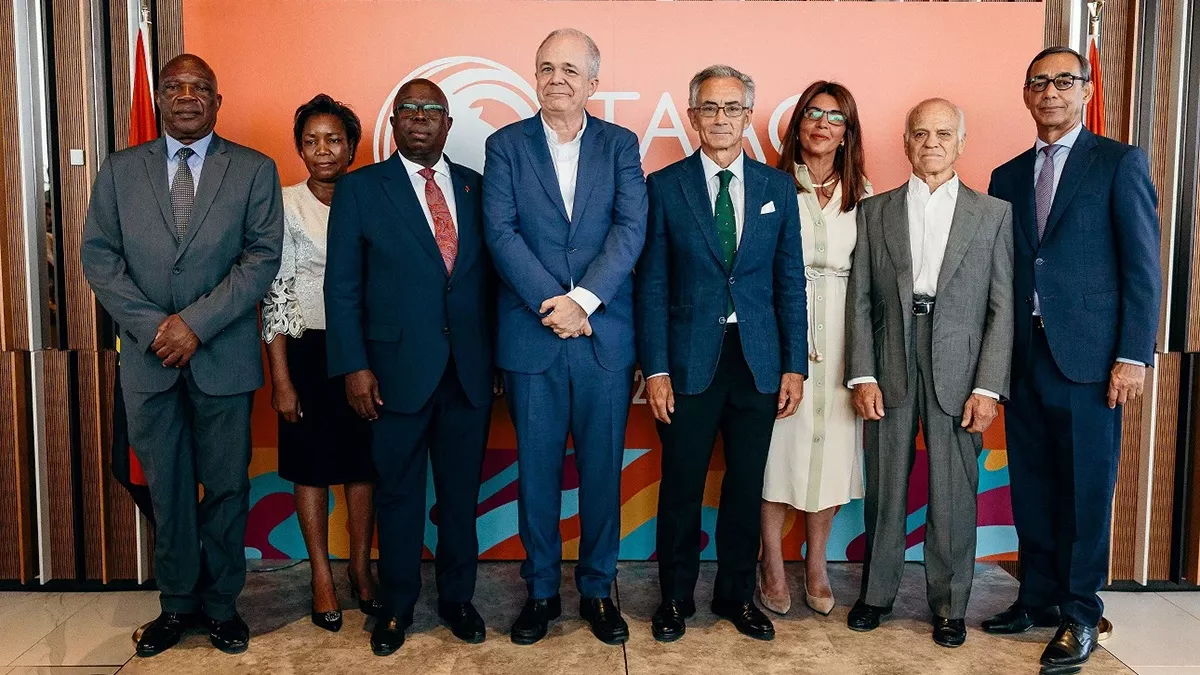 scar Matondo, ministro Plenipotenciario, Repblica Democrtica del Congo; S.E. Alfredo Dombe y esposa, Embajador Repblica de Angola en Espaa; Eduardo Fairen, CEO de TAAG Angola Airlines; S.E. Manuel Mara Lejarreta, Embajador de Espaa en Angola; Lisa Mota-Pinto, CCO de TAAG Angola Airlines; Alfonso Espinosa, jefe Flota TAAG Angola Airlines y S.E. Manuel Ney Monteiro Cardoso, Embajador de Cabo Verde en Espaa. Foto TAAG Angola