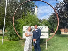 La presidenta de la escuela Adventia, Elena Borrego, junto al Coronel Jefe Rosales tras la entrega de las Alas de Oro. Foto: Adventia