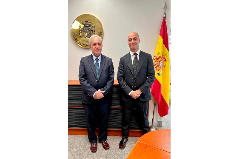 A la izquierda, ngel Luis Arias, representante permanente de Espaa en el Consejo de OACI, con Xavier Benavent.