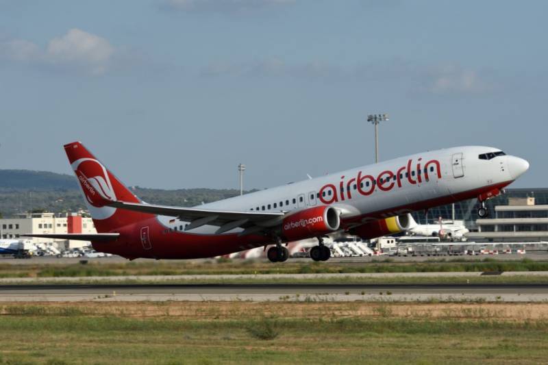 Boeing 737 de Air Berlin despegando de Mallorca (foto Antonio Camarasa).