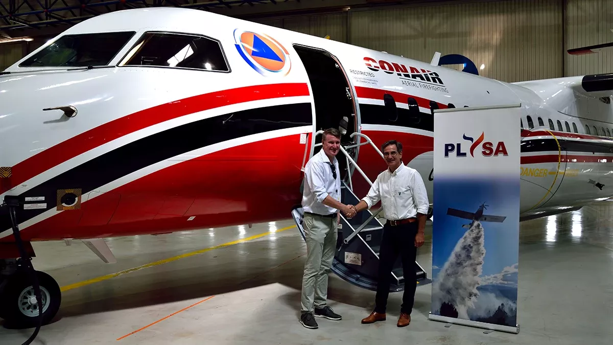 Shane Sullivan (Conair) y Jos Luis Moreno (Plysa), junto a la aeronave DASH 8-400AT en el hangar de Air Nostrum en Valencia.