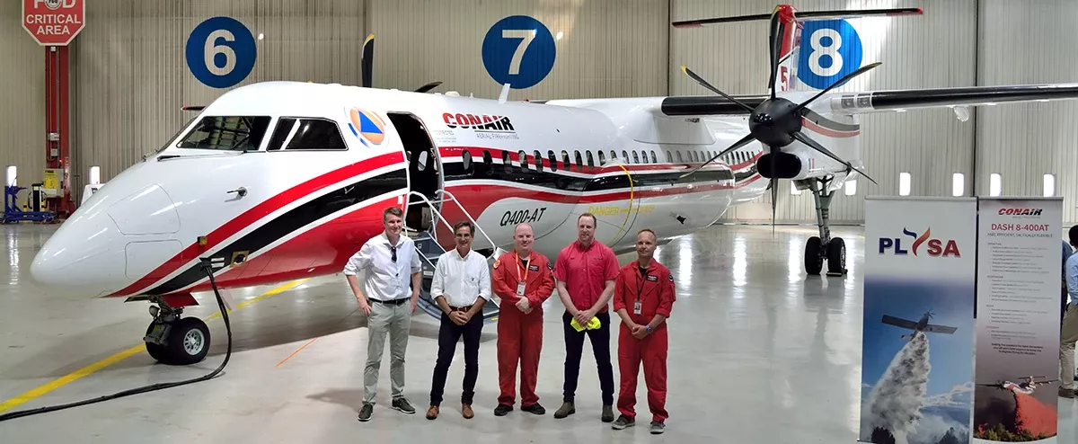 Shane Sullivan (Conair), Jos Luis Moreno (Plysa) y la tripulacin del avin, junto a la aeronave DASH 8-400AT en el hangar de Air Nostrum en Valencia.