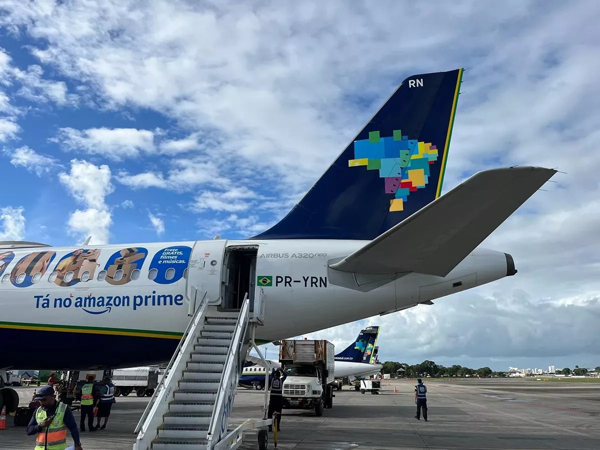 Avin de Azul Linhas Areas Brasileiras a320neo con publicidad del Prime Day de Amazon.