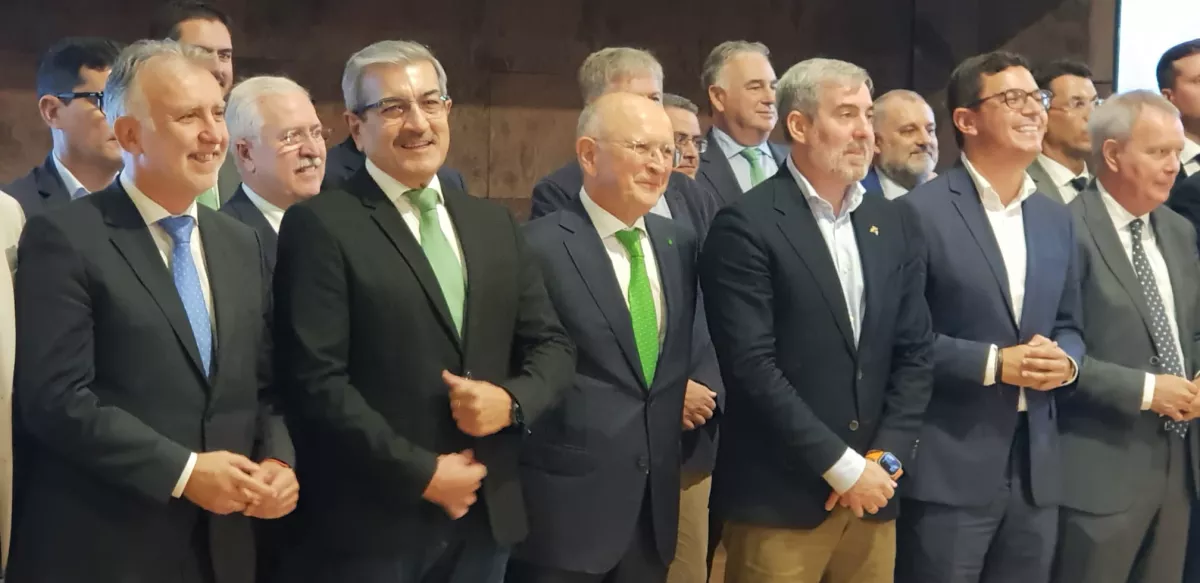 (de izquierda a derecha) ngel Victor Torres, ex presidente del Gobierno Canario, Romn Rodrguez, ex consejero de Hacienda del Gobierno Canario, Rodolfo Nez, presidente de Binter, Fernando Clavijo, presidente del Gobierno Canario, Pablo Rodrguez, consejero de Obras Pblicas del Gobierno de Canarias, y Sebastin Franquis, ex consejero del Gobierno de Canarias. 