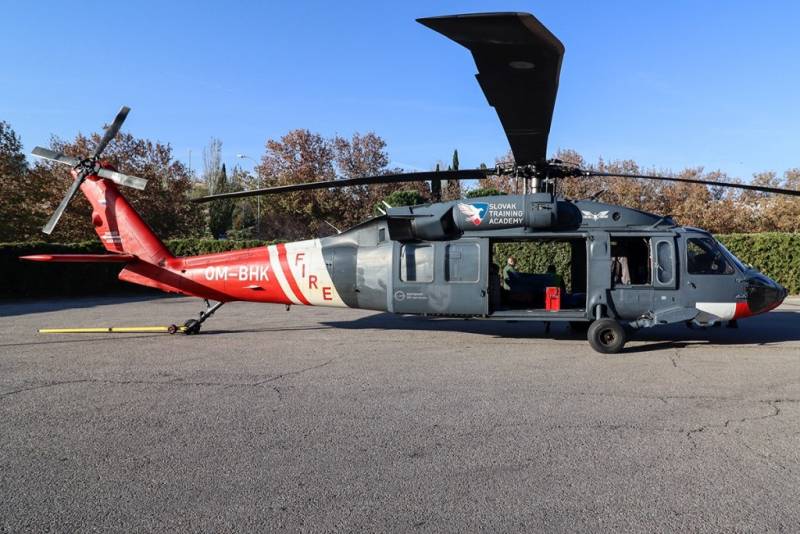 Un mtico Blackhawk, que se corresponde con el modelo Sikorsky UH-60A, de le empresa Slovak Training Academy.