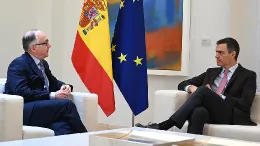 El consejero delegado de IAG, Luis Gallego (izquierda), junto al presidente del Gobierno, Pedro Snchez, en el Palacio de La Moncloa. Foto: IAG