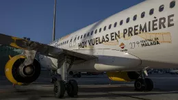 Avin de Vueling en el que se puede leer Hoy vuelas en Premire que vol con una mezcla de combustible de aviacin con un 50% de SAF. Foto: Repsol