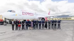 Avin de Iberia Express vinilado conmemorando el premio de puntualidad de Cirium. Foto: Iberia Expreess.