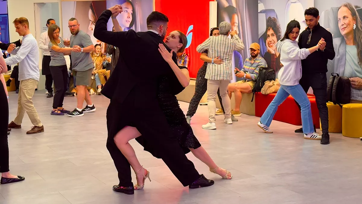 Clase de Tango en el espacio pop-up de Iberia en Gran Va, 48, del pasado jueves 16 de mayo. Foto: Iberia