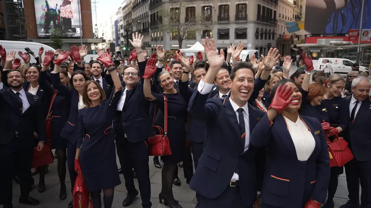 Tripulantes de cabina de pasajeros de Iberia en la Gran Va de Madrid. Foto: Iberia