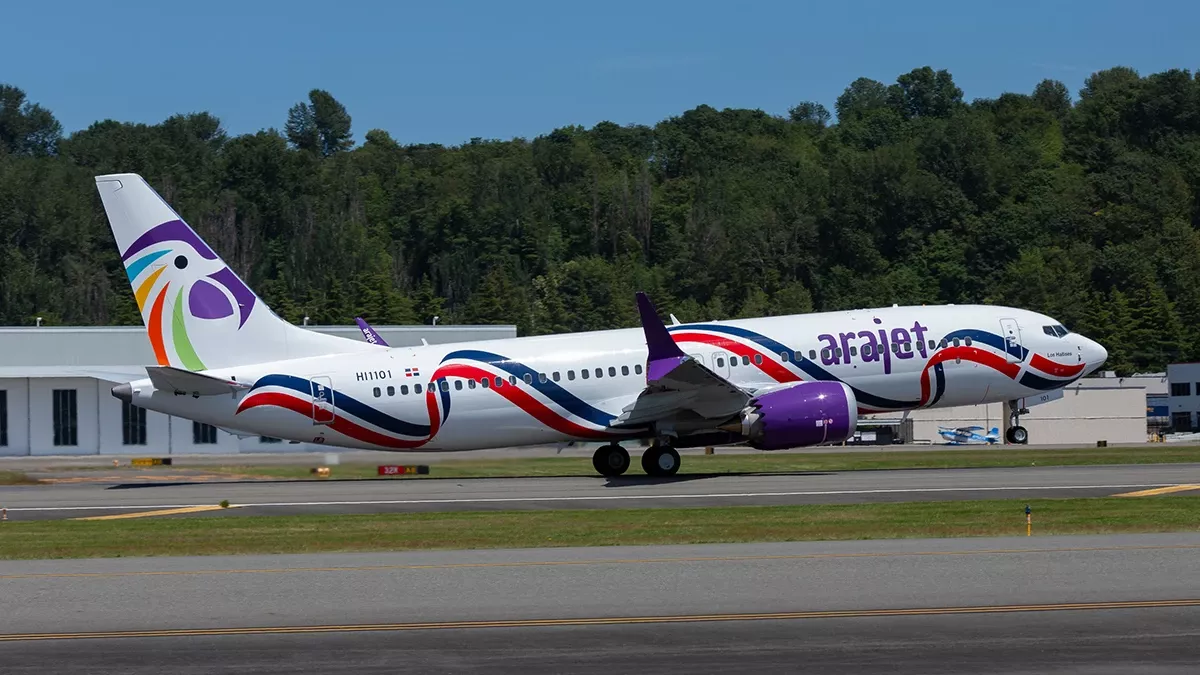 Avin Boeing 737 MAX con la decoracin de Arajet en el momento del despegue.