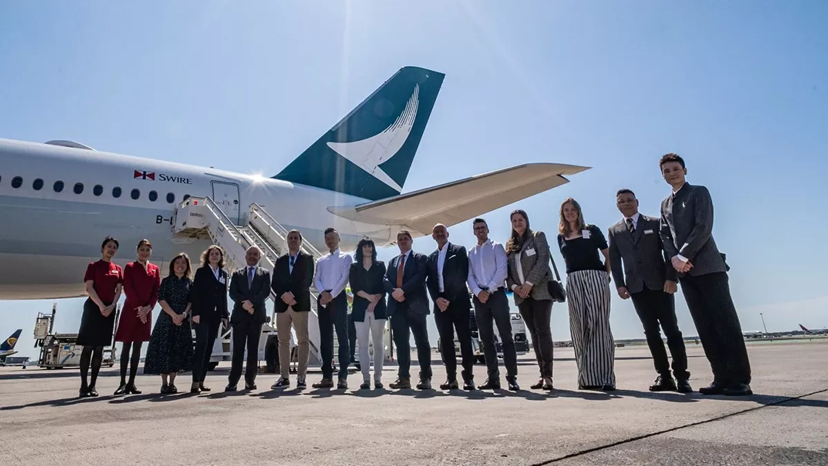 Avin en la pista junto a autoridades y responsables de Cathay Pacific, con motivo de la reinauguracin de la ruta entre Barcelona y Hong Kong.