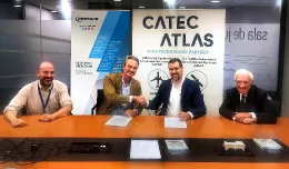 Foto tras la firma del acuerdo de colaboracin entre Joaqun Rodrguez, director general de CATEC, y Vctor Montero, cofundador, co-CEO y COO de B2SPACE.