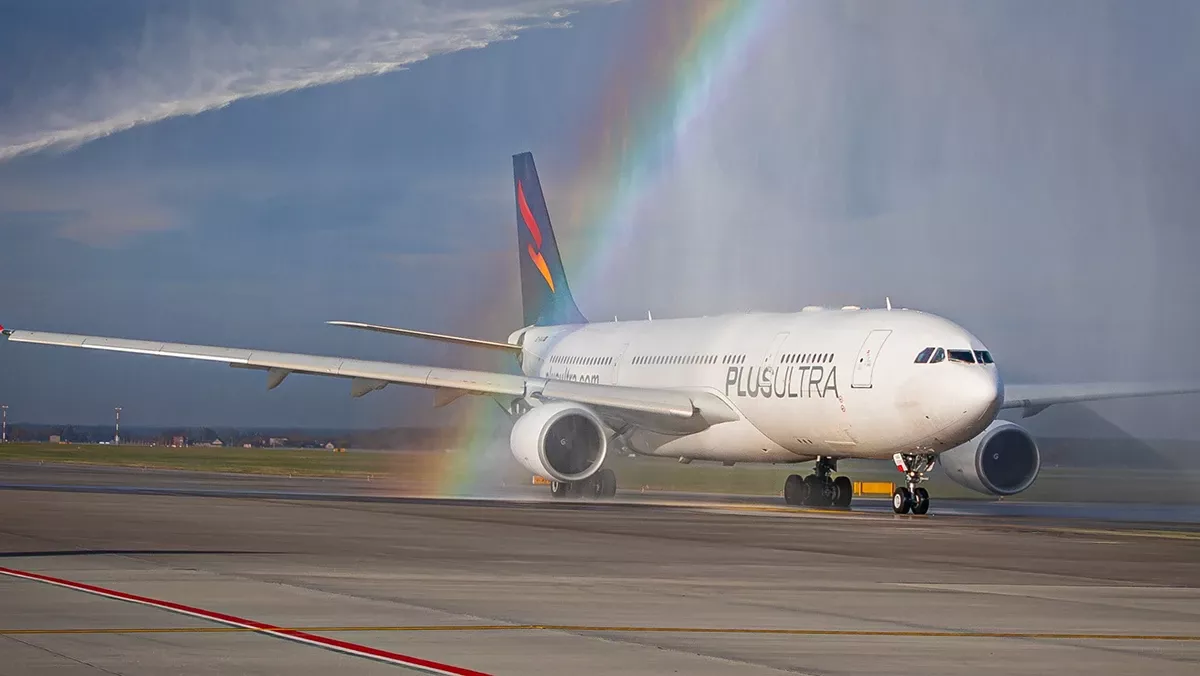 Airbus A330 en pista con arcoris. 