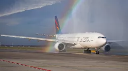 Airbus A330 en pista con arcoris. 