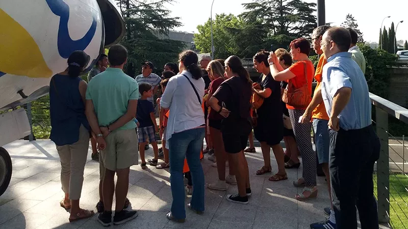 Personas junto a un avin durante las jornadas de puertas abiertas del Aeropuerto Madrid-Barajas.