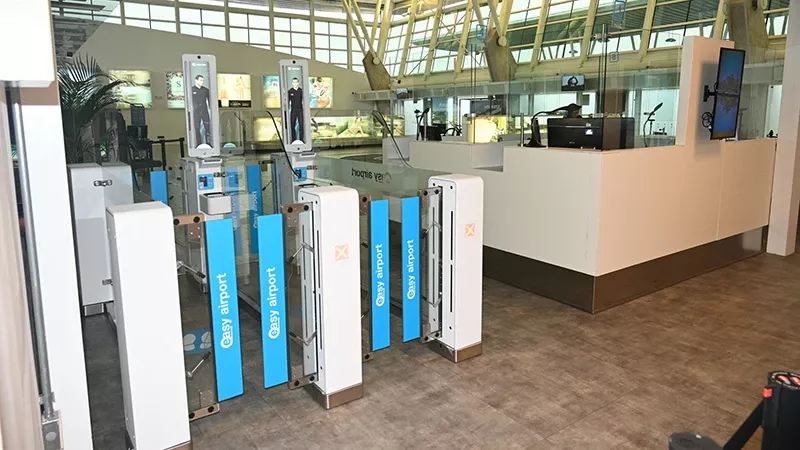 Dos pasarelas biomtricas situadas en el interior del Aeropuerto de Punta del Este.