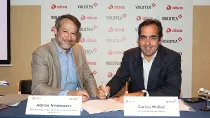 Carlos Muoz (derecha), CEO y fundador de Volotea junto a Adrian Neuhauser, CEO del Grupo Abra tras la firma del acuerdo para crear una Joint Venture.