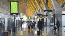 Pasillos interiores de la terminal T4 del Aeropuerto Madrid-Barajas con viajeros en trnsito. 
