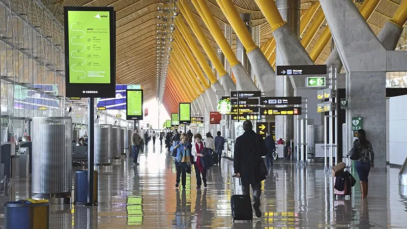 Pasillos interiores de la terminal T4 del Aeropuerto Madrid-Barajas con viajeros en trnsito. 