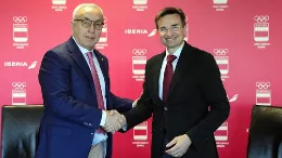 El presidente del COE, Alejandro Blanco, y el presidente de Iberia, Marco Sansavini, posan juntos tras la firma del acuerdo de alcanzado entre ambas organizaciones. 