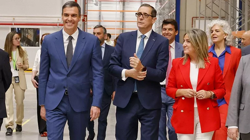 Pedro Snchez y Guillaume Faury pasean por una nave del nuevo Hub Logstico de Airbus Helicopters en Albacete.