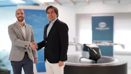 scar Lara (izquierda), COO de Crisalion y Antonio Lpez Lzaro, CEO del Grupo Euroairlines, tras la firma del acuerdo. Foto: Crisalion Mobility
