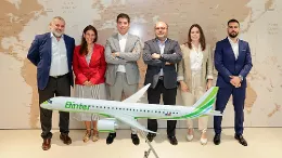 Foto de grupo tras la firma del acuerdo de colaboracin entre Binter y BGlobal.