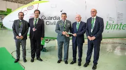 Autoridades junto al avin ATR 72-600 de Binter recin bautizado como Guardia Civil