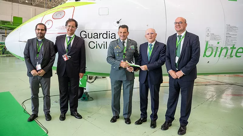 Autoridades junto al avin ATR 72-600 de Binter recin bautizado como Guardia Civil