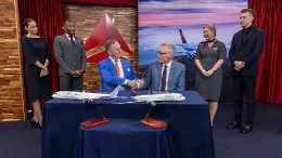 Ed Bastian, director ejecutivo de Delta y el director ejecutivo de Riyadh Air, Tony. Douglas tras la firma del acuerdo.