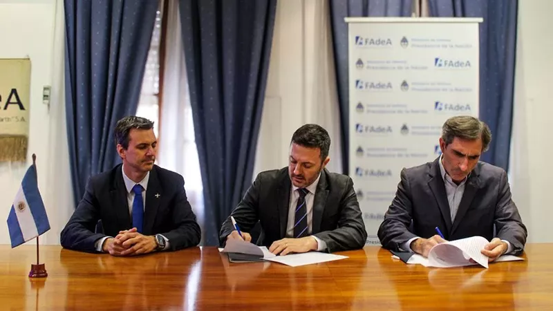 Momento de la firma del contrato entre Jetsmart y FADEA