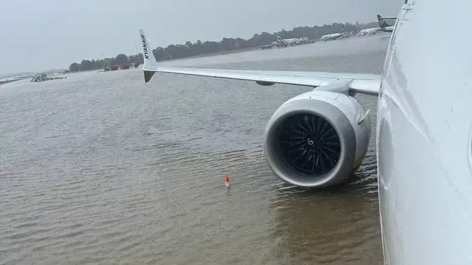 Vista de la pista inundada del Aeropuerto de Palma de Mallorca, con un motor de avin en primer plano.