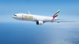 Avin Boeing 777F de Emirates SkyCargo en vuelo.