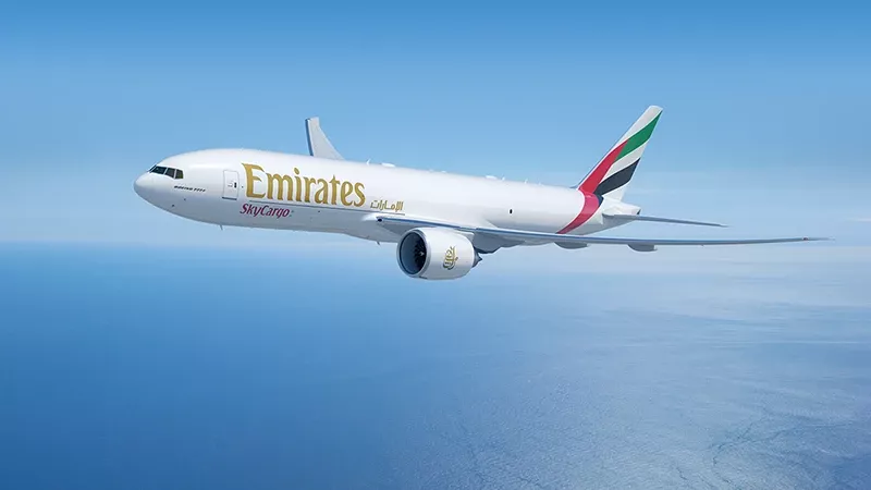 Avin Boeing 777F de Emirates SkyCargo en vuelo.