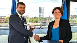 Florian Guillermet, Executive Director of EASA entrega el Certificado de Tipo para el Airbus A321XLR a Isabelle Bloy, Ingeniera Jefe del Airbus A321XLR.
