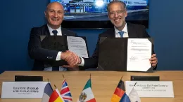 Marco Antonio del Prete Tercero (derecha), secretario de Desarrollo Sustentable de Quertaro, y Laurent Mazou, vicepresidente ejecutivo de Operaciones de Airbus Helicopters, tras la firma del acuerdo.