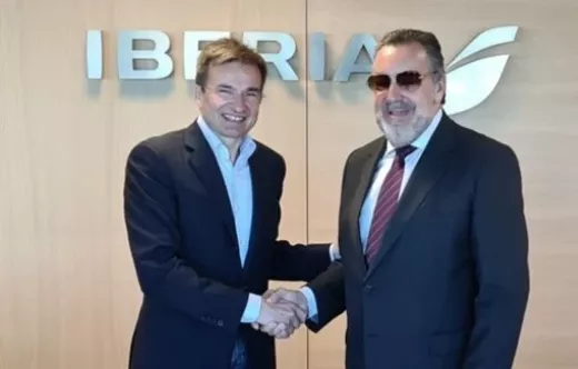 Marco Sansavini, presidente de Iberia (Izquierda), posa junto a Miguel Carballeda, presidente del Comit Paralmpico Espaol tras la firma del convenio.