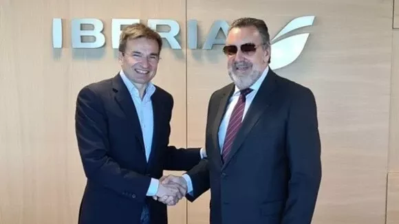 Marco Sansavini, presidente de Iberia (Izquierda), posa junto a Miguel Carballeda, presidente del Comit Paralmpico Espaol tras la firma del convenio.