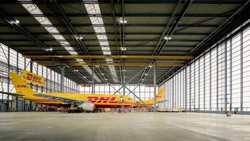 Avin de DHL Express en un hangar.